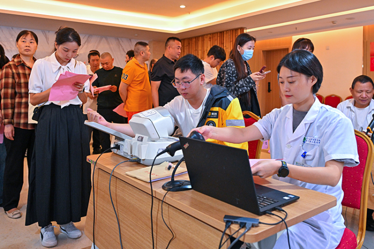 眉山仁壽：愛心體檢 溫暖新就業群體_fororder_2025年9月18日，在四川省眉山市仁壽縣一流動健康體檢點，新就業形態勞動者在參加免費體檢。-(8)