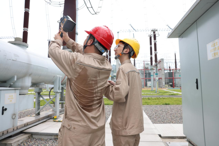 7418.6萬千瓦！用電負荷四創新高 四川電網運行平穩_fororder_國網樂山公司變電運維中心值班員
