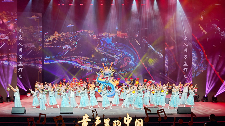 “童聲裏的中國”四川省少年兒童歌咏活動在自貢集中展演_fororder_自貢市匯東實驗學校帶來的《燈兒》展演現場（攝影-趙麗）