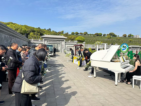 四川眉山舉辦第十二屆集體公益生態葬儀式_fororder_儀式現場-攝影徐靜