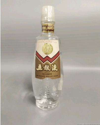 五糧液低度酒——行業唯一獲科學家系統指導的典範之作_fororder_1980年代,39度五糧液(外銷) 供圖 五糧液集團2