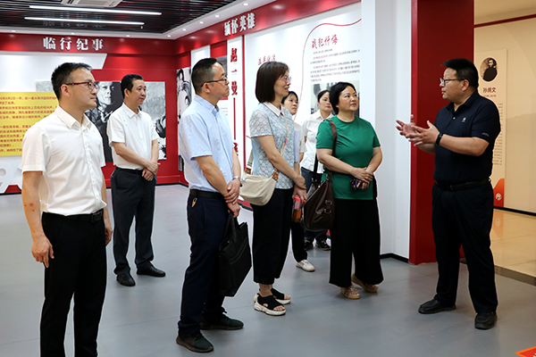 宜賓市一曼中學校：聚智研討黨建策 凝心共繪育人圖_fororder_聽取工作彙報-供圖-宜賓市一曼中學校