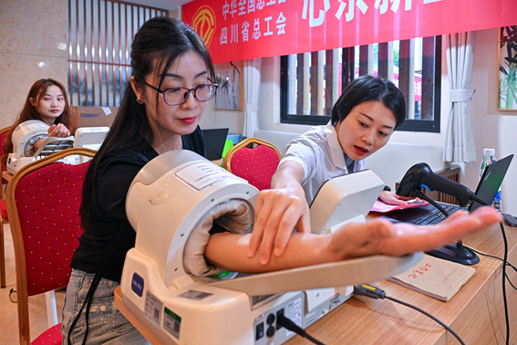 眉山仁壽：愛心體檢 溫暖新就業群體_fororder_2025年9月18日，在四川省眉山市仁壽縣一流動健康體檢點，新就業形態勞動者在參加免費體檢。-(1)
