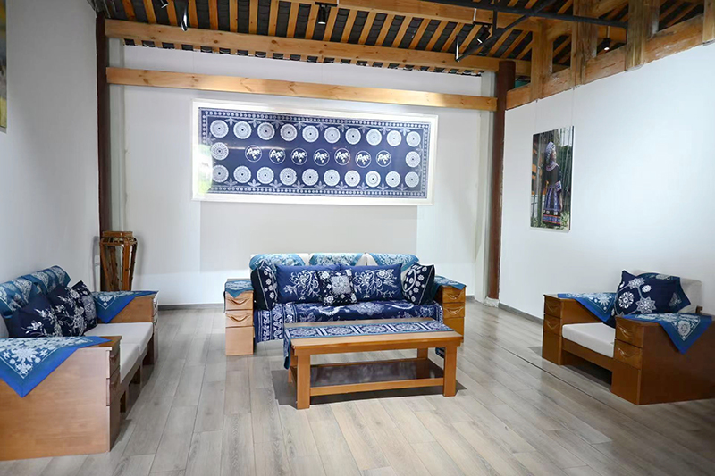 宜賓珙縣：大學生執蠟刀繪苗鄉匠心_fororder_珙縣非遺館蠟染家居裝飾-攝影-那爾達布