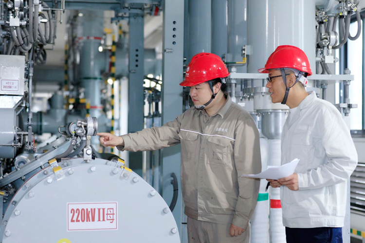 四川電網13項迎峰度夏保供重點工程全部投運_fororder_國網成都供電公司員工驗收成都金融城220千伏變電站GIS設備。（陳紅梅