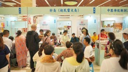 老外被正骨“征服” 成都非遺節中醫火到“出圈”