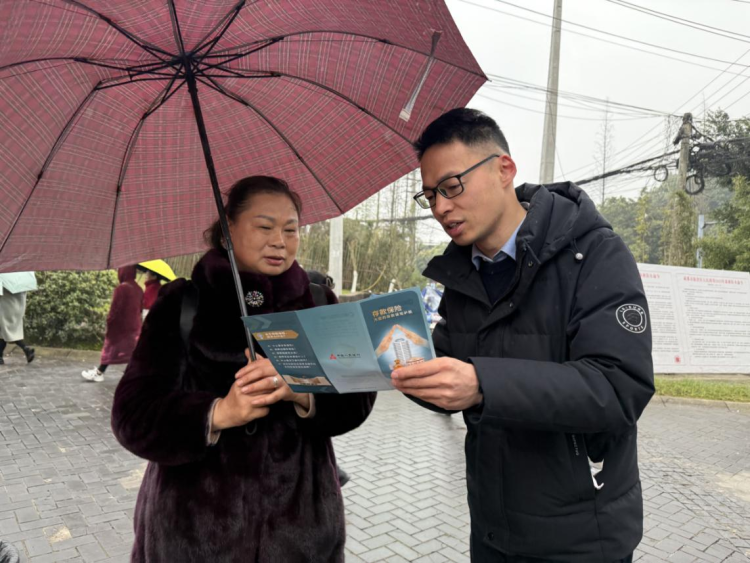 圖片默認標題_fororder_工作人員耐心為市民講解相關金融知識 供圖成都農商銀行新津支行