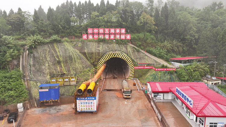 資陽安岳：成渝中線高鐵榮家灣隧道順利貫通_fororder_成渝中線高鐵榮家灣隧道。潘政吉--攝