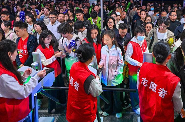 眉山仁壽:綠茵場上 那一抹溫暖的“志願紅”_fororder_未標題-2