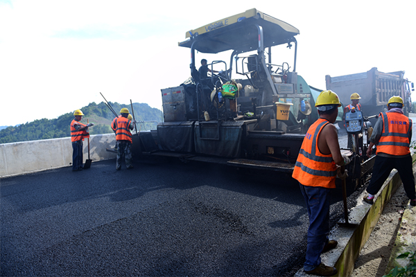 宜賓筠連：推進道路黑化 完善“快進慢遊”交通網絡_fororder_項目施工現場-供圖-筠連縣融媒體中心