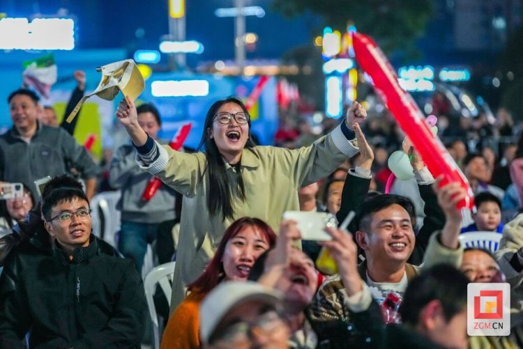 自貢高新區川超第二觀賽現場：“逆風翻盤”引百人狂歡，“拐杖哥”舉杖助威成焦點