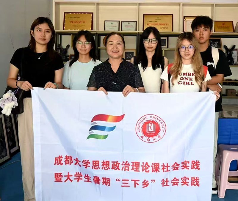宜賓珙縣：大學生執蠟刀繪苗鄉匠心_fororder_合影留念-攝影-李先彬