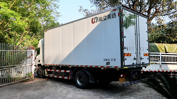 從10噸到1000噸 瀘州合江橄欖出口實現“百倍跨越”_fororder_橄欖裝車出發(攝影:王易)