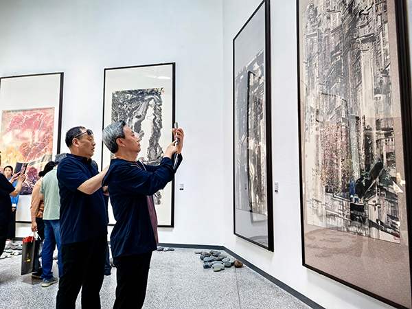 千年荔城再添藝術新地標 合江（陸賢能）美術館開館_fororder_參觀陸賢能美術作品（攝影-馬俊傑）