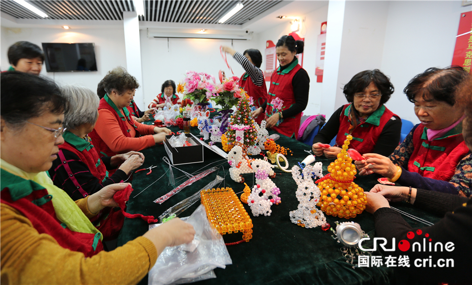 青島市市南區老人豐富多彩的社區生活