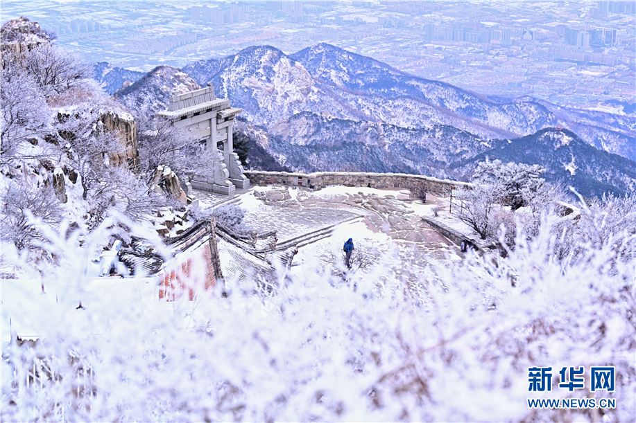 泰山霧凇與白雪相輝映