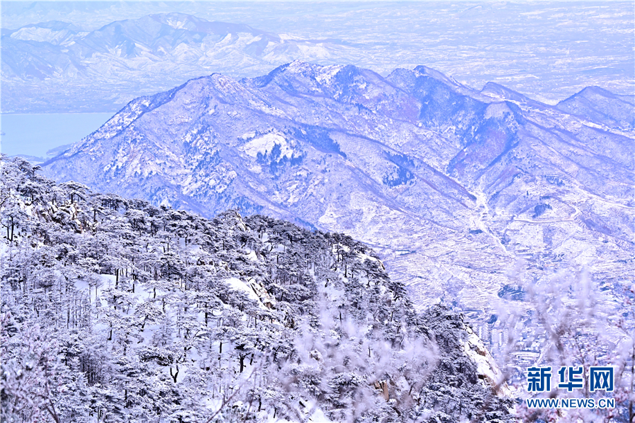 泰山霧凇與白雪相輝映