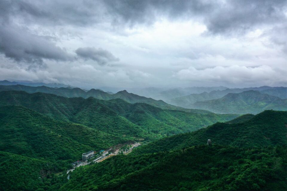 大雨瓢潑而至 淄博潭溪山再現雲霧仙境