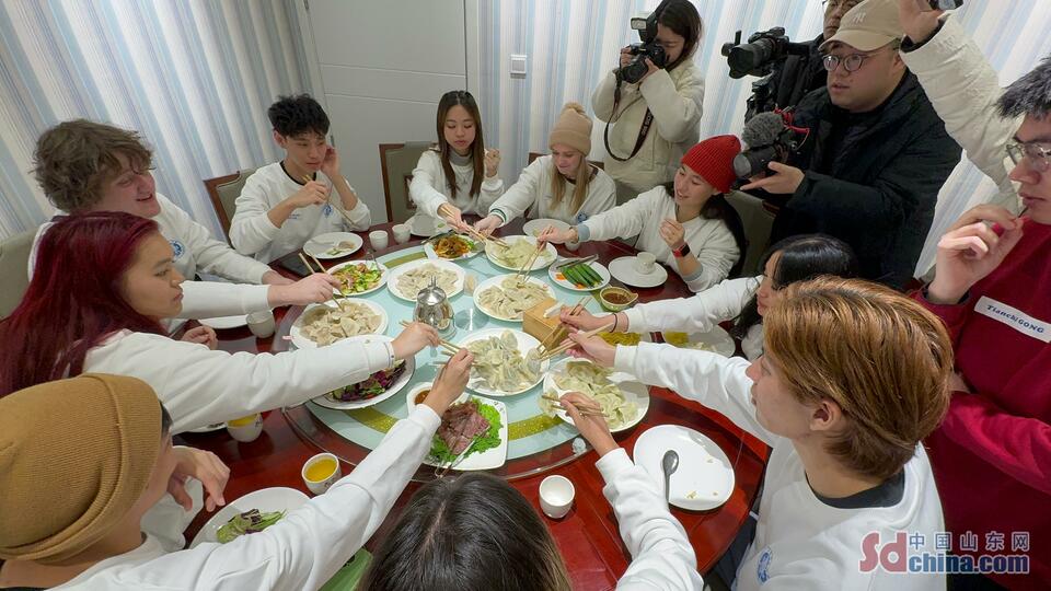 中美學生在青島同包餃子 感受中國傳統美食文化_fororder_111