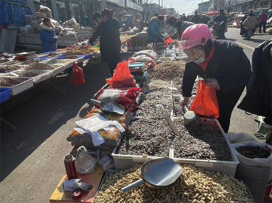 炸馓子、蘸糖葫蘆、芝麻鹽……“熱氣騰騰”的濟南年集裏，我們又被“治愈”了