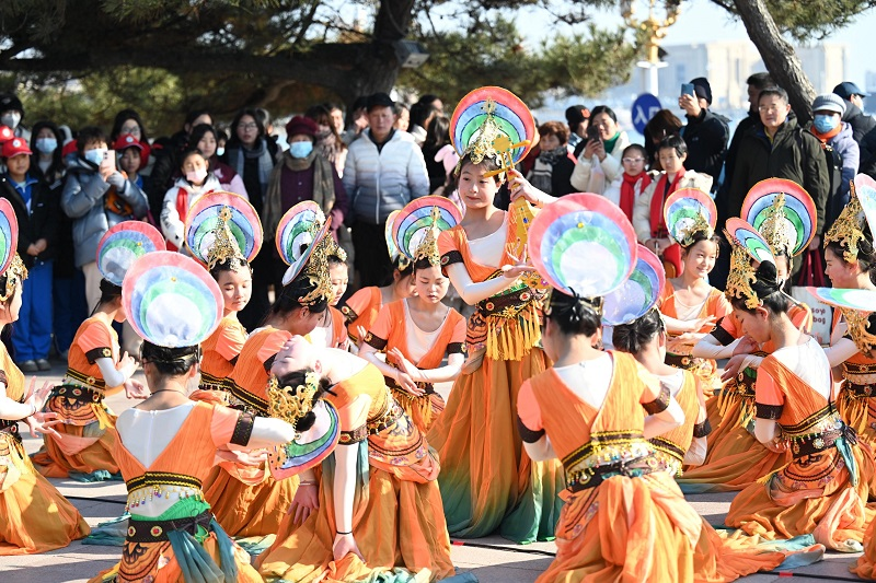 【原創】甘肅隴南研學學生在青島棧橋與海鷗共舞 演繹“山海情深”_fororder_圖片1