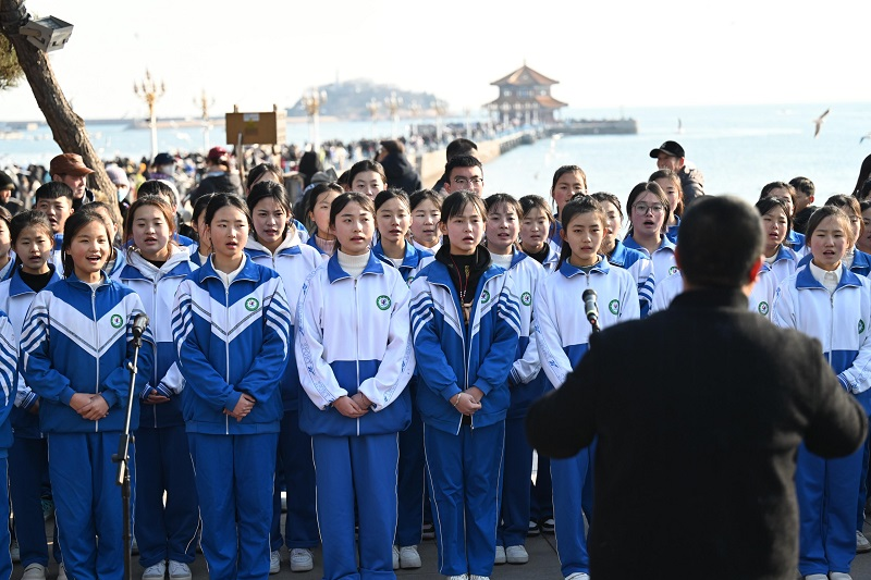 【原創】甘肅隴南研學學生在青島棧橋與海鷗共舞 演繹“山海情深”_fororder_3