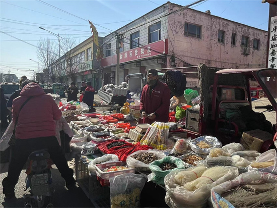 炸馓子、蘸糖葫蘆、芝麻鹽……“熱氣騰騰”的濟南年集裏，我們又被“治愈”了