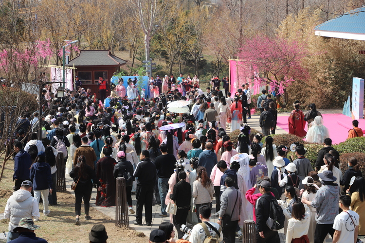 山東廣饒：漢服花朝節醉遊人_fororder_花朝節活動吸引遊客駐足觀賞（孫子文化園 供圖）.JPG