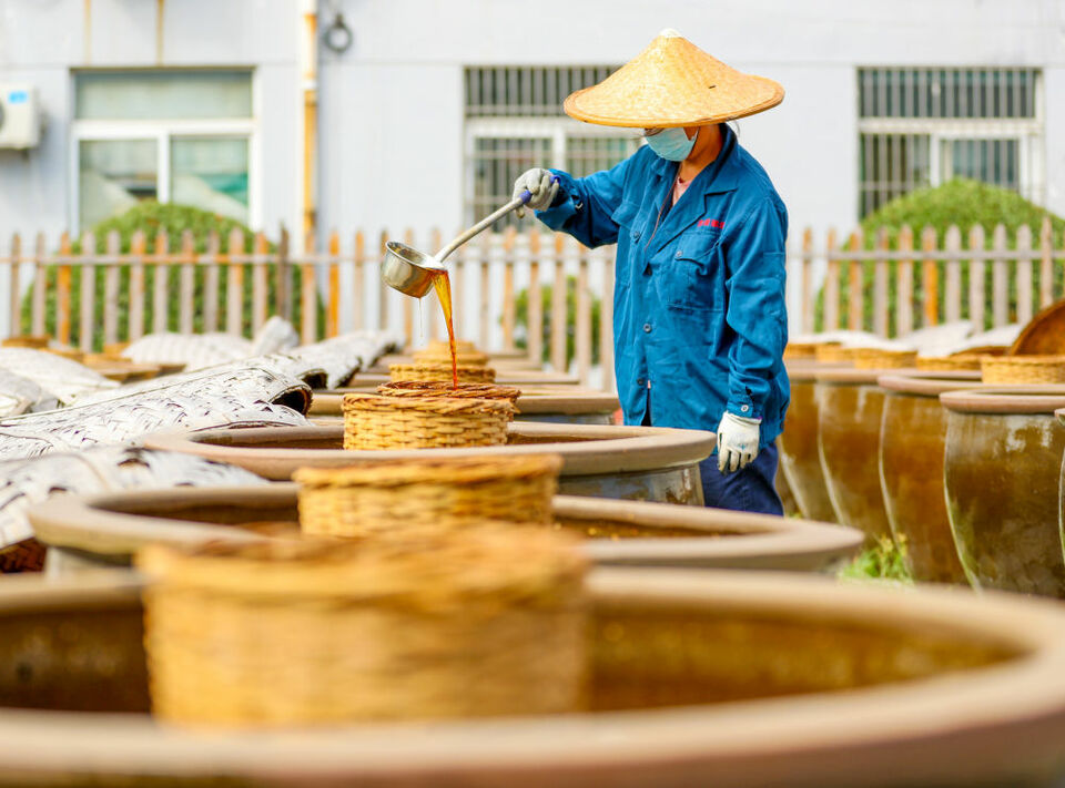 山東滕州：晴好天氣釀曬醬油