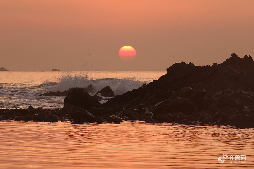 秋高氣爽！青島西海岸石雀灘海濱現日出美景