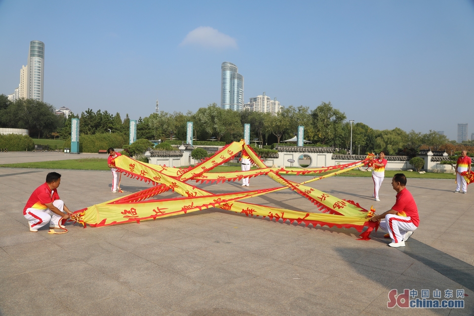 山東臨沂：花鞭舞龍迎國慶