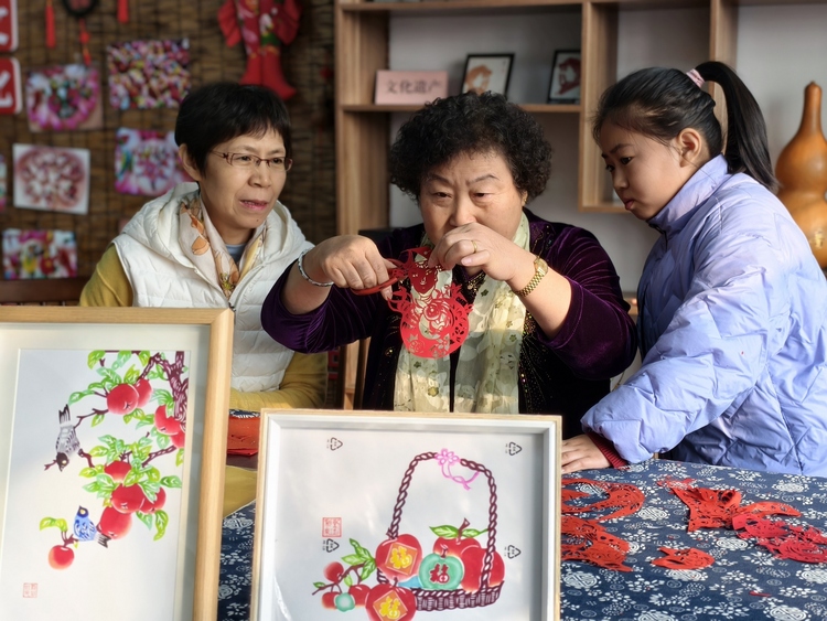 煙臺棲霞：剪紙藝術家新春聚首，共剪蛇年福字迎祥瑞