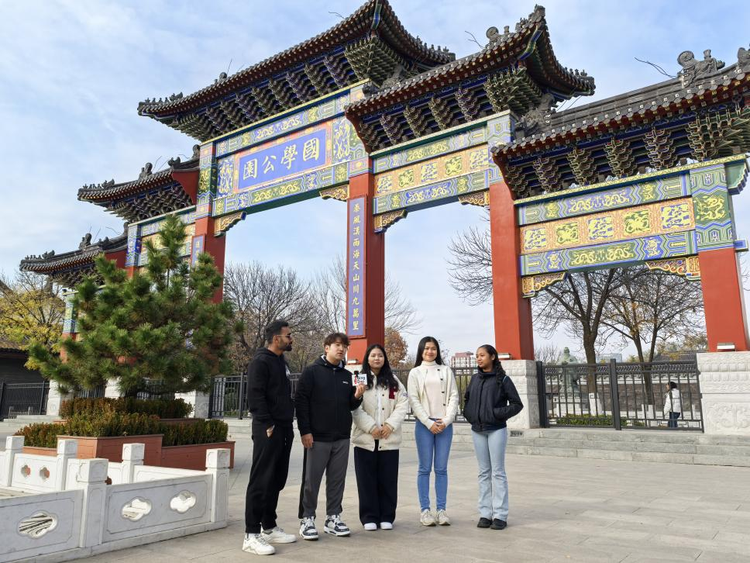 國際友人打卡青島城陽國學公園 感受中華傳統文化魅力