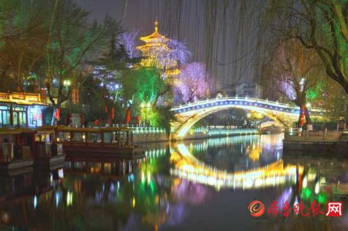 燈火璀璨，濟南黑虎泉畔夜色撩人