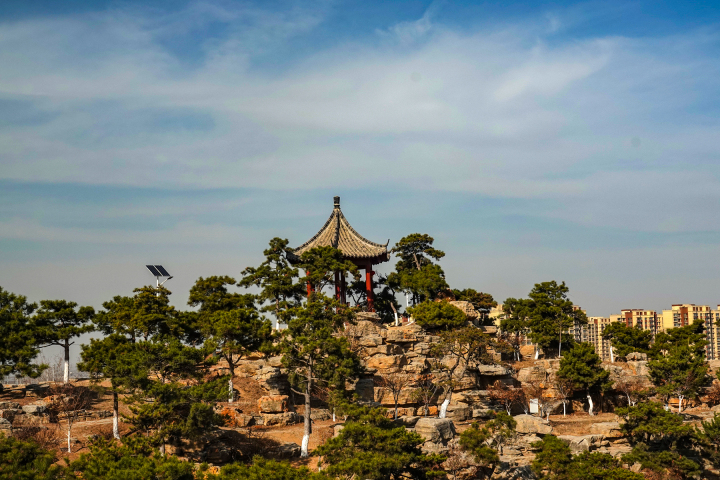 濟南歷城：染綠昔日荒山 虞山變身休閒公園