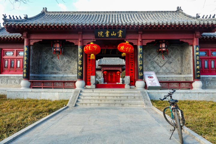 濟南歷城：染綠昔日荒山 虞山變身休閒公園