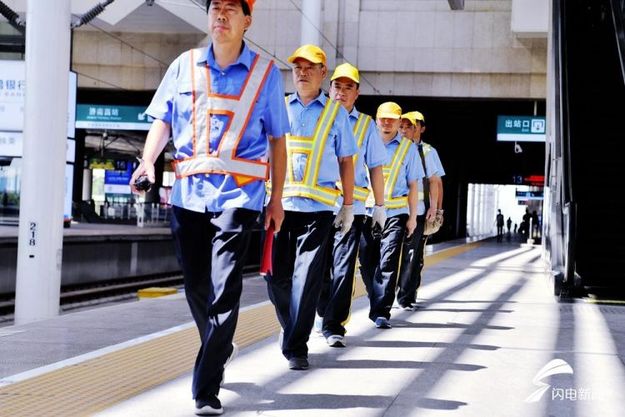 探班高鐵“解渴人”：日均步行20公里 只為旅客喝上泉城水