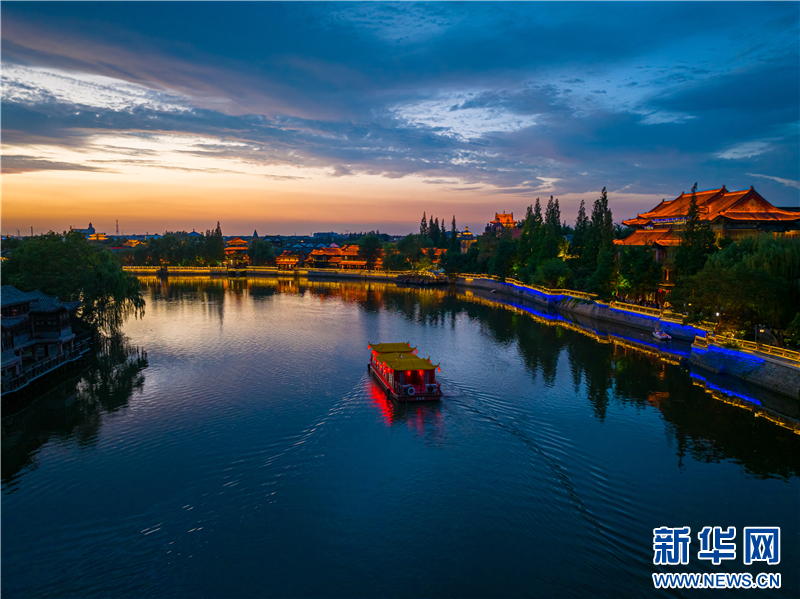 山東臺兒莊古城：盛夏傍晚，火燒雲“點燃”水鄉