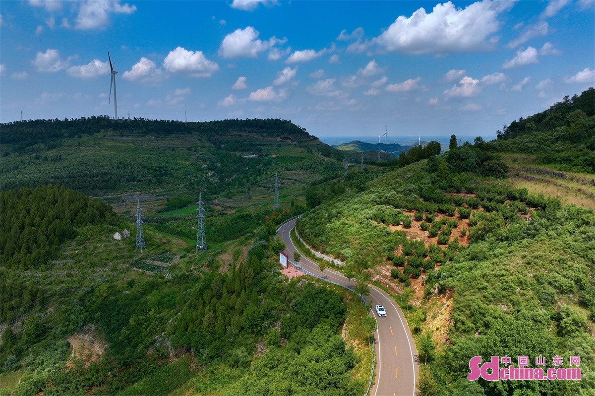 濰坊“安丘天路” 沿途風景美出天際