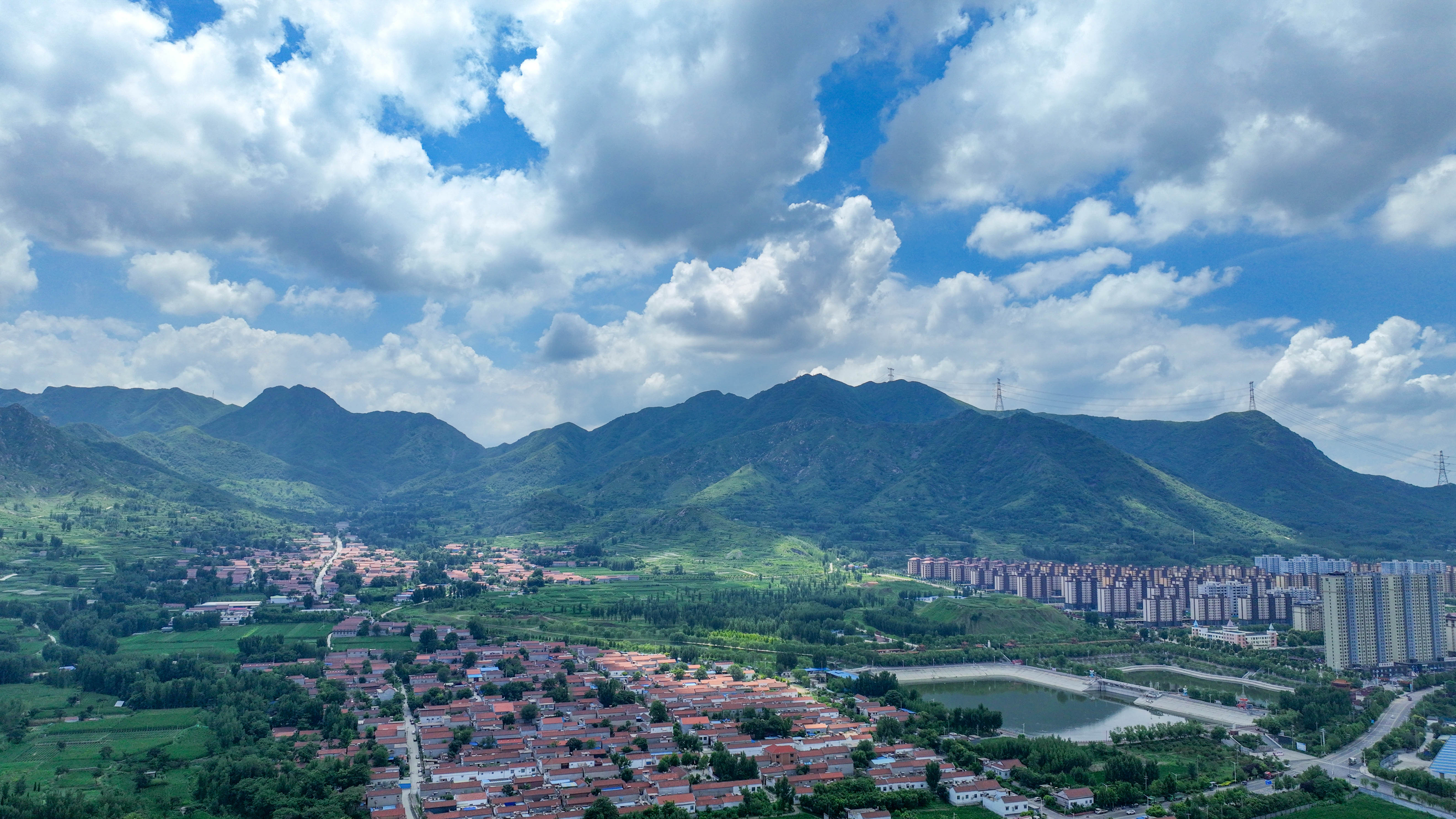 山東鄒平：藍天白雲覆山河