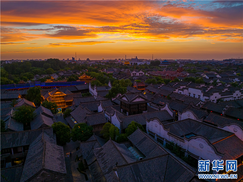 山東臺兒莊古城：盛夏傍晚，火燒雲“點燃”水鄉