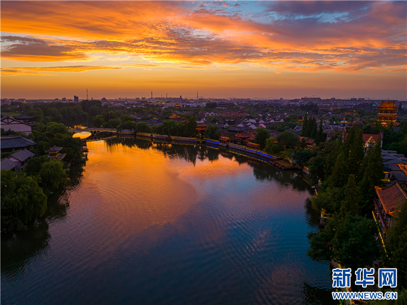 山東臺兒莊古城：盛夏傍晚，火燒雲“點燃”水鄉
