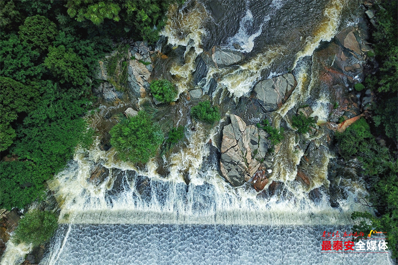 雨後泰山：群瀑爭流 漫山清秀俊逸