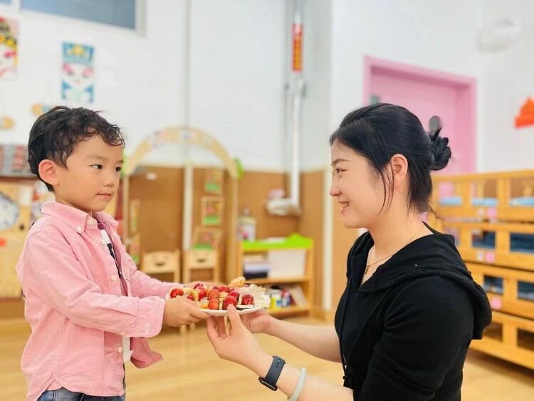 濟南市經五路幼教集團泉秀分園舉辦班級特色活動_fororder_圖六小朋友和老師分享自己親手做的山楂串