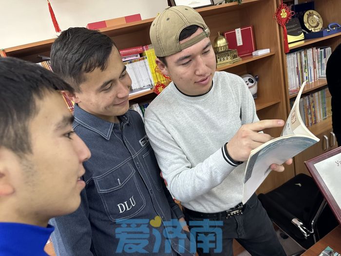 密切友城交流，講好絲路故事！｜濟南市在烏茲別克斯坦開展贈書活動