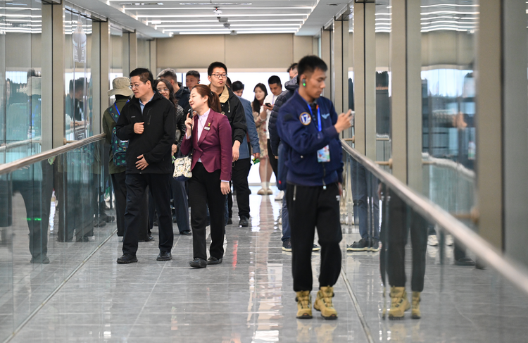 “山海之約·交換春天”網絡大V采風走進百年中山路和青啤博物館_fororder_圖片9