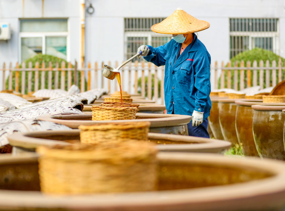 山東滕州：晴好天氣釀曬醬油