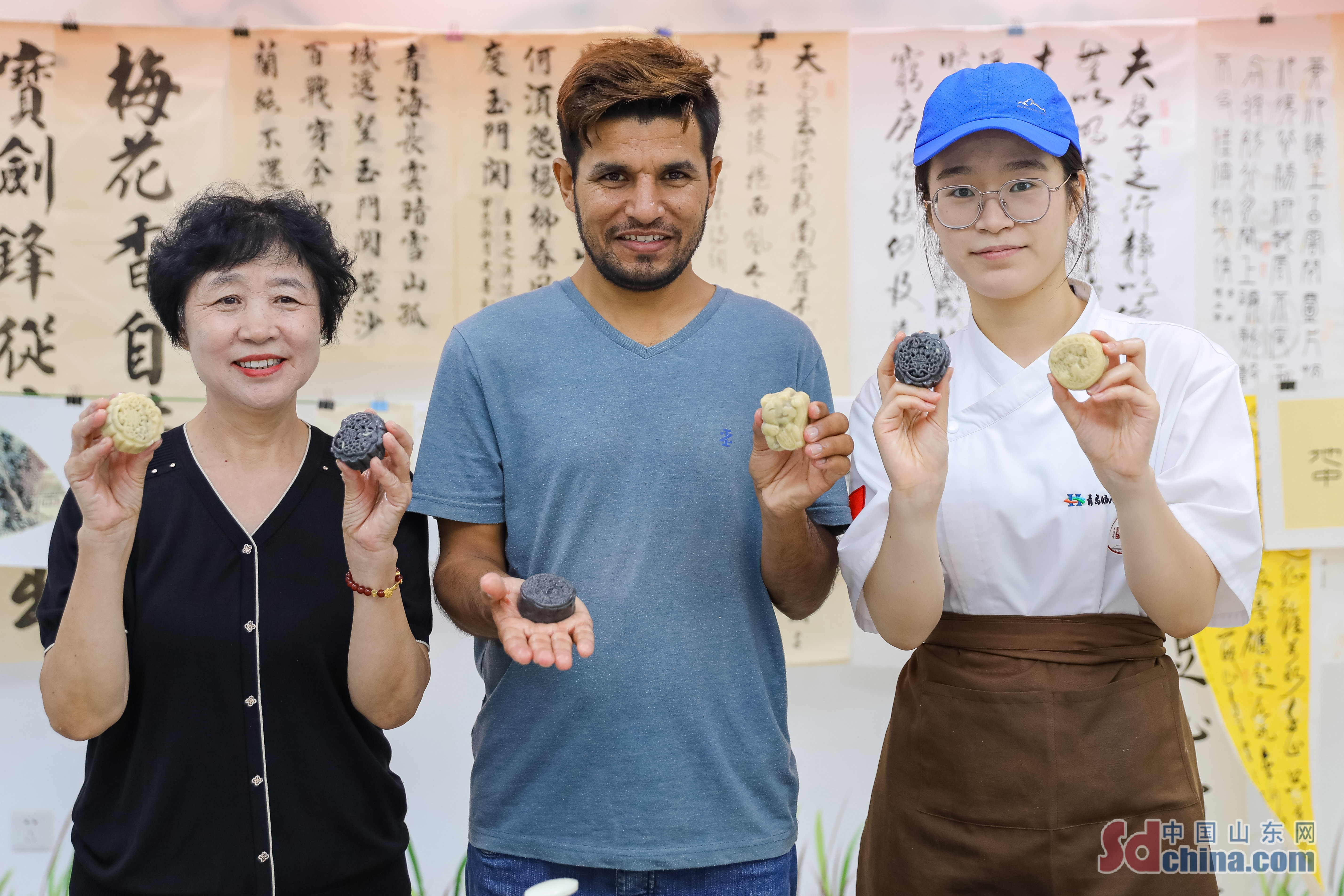 山東青島：外國友人沉浸式體驗中秋民俗
