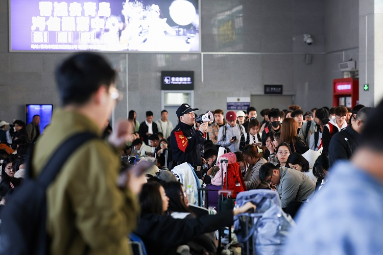 青島鐵路公安多舉措積極應對“五一”假期鐵路客流高峰_fororder_青島鐵路公安