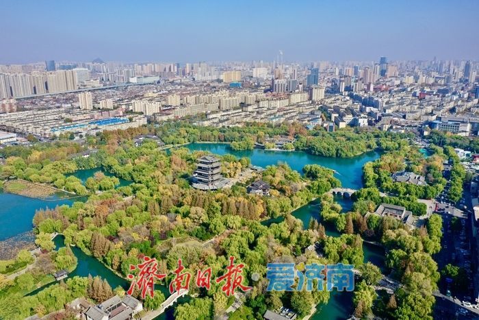 晴空萬里映碧波 大明湖景美如畫